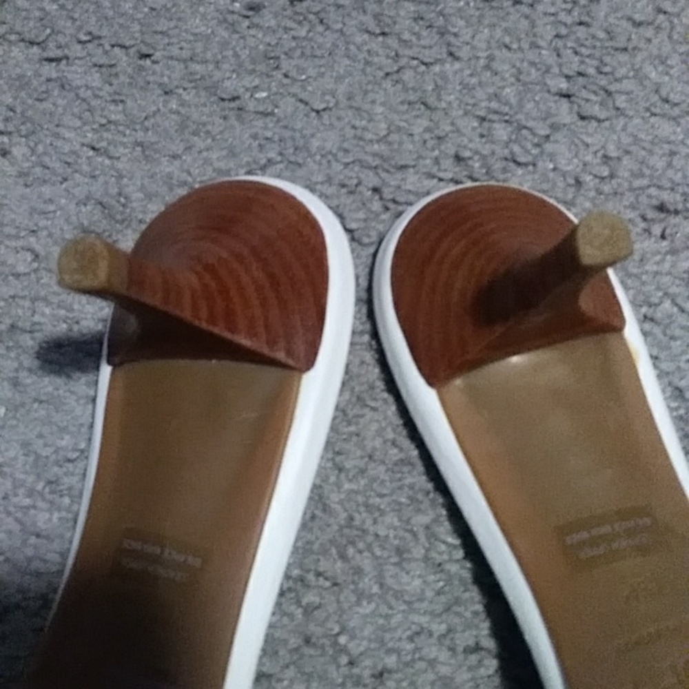 NWOT never worn white sandals - Picture 4 of 6
